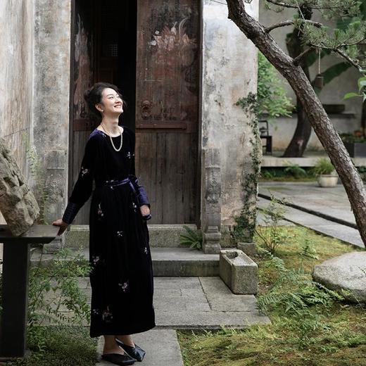 牧衣游原创 匹绣丝绒连衣裙新款圆领宽松优雅新中式长裙 小梅娇 商品图2