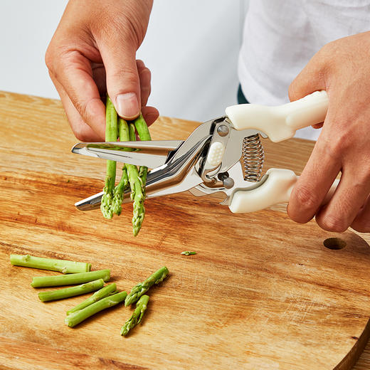 磁吸式厨房多用剪刀 | 锋利剪切 手柄锁扣 省力设计 轻松去皮拆骨 磁吸收纳 冰箱 微波炉都可“贴”上去 厨房必备 商品图3