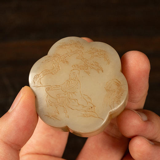 清 玉雕松下高仕梅花形香盒 商品图2