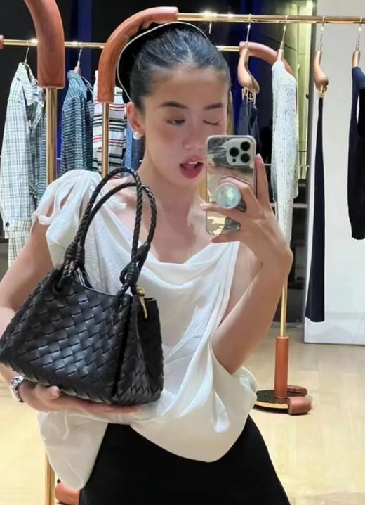 BV 葆蝶家  Aadiamo 系列  Parachute  降落伞 斜挎单肩包  小号女款  黑色（CB） 商品图9