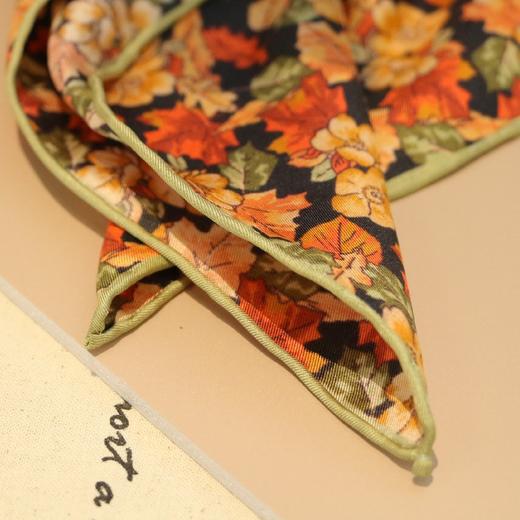 【甄珠贝·花卉系列】53*53cm复古枫叶丝巾和【秘境蝶生】淡水珍珠枫叶胸花礼盒套装 商品图5