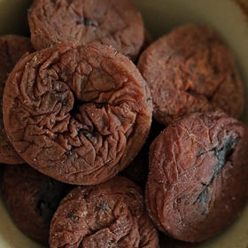 紫苏梅饼 厚厚地梅饼夹着一片紫苏 迷人的香气一口停不下来