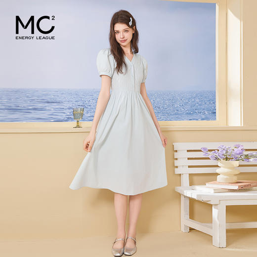 mc2宽松V领风琴褶韩系度假风连衣裙女装2024夏季新款时尚显白蓝色 商品图1