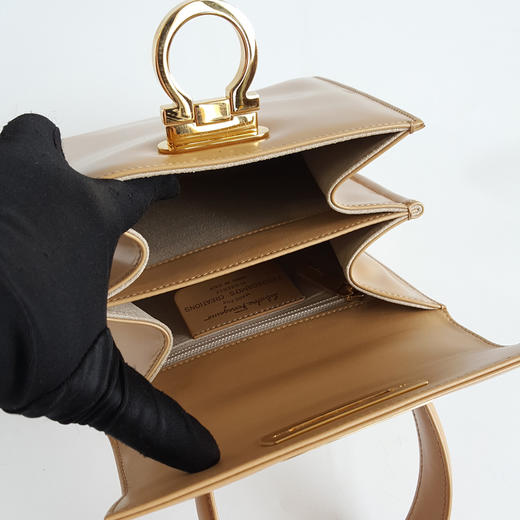 【95新】FERRAGAMO菲拉格慕小号奶茶色漆皮马蹄扣博物馆手提包女士050924JJ21 商品图8