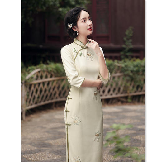 2024秋冬新款复古国风时尚花扣条绒绣花长款七分袖旗袍SYK319816 商品图0