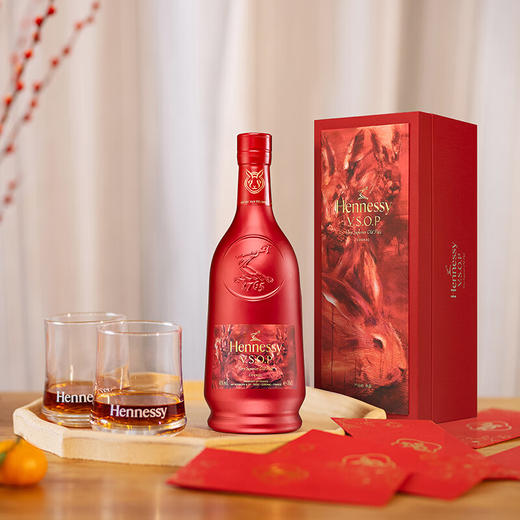 轩尼诗 VSOP(2023春节)兔年严培明限量款 干邑白兰地 700ml 礼盒装 商品图1
