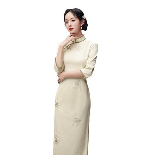 2024秋冬新款复古国风时尚花扣条绒绣花长款七分袖旗袍SYK319816 商品图4
