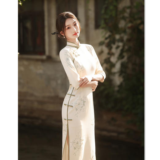 2024秋新款素雅时尚年轻款美人条绣花长款中袖旗袍SYK319815 商品图3