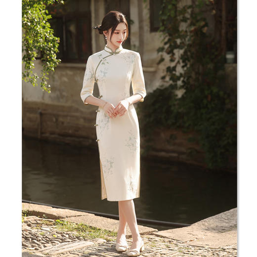 2024秋新款素雅时尚年轻款美人条绣花长款中袖旗袍SYK319815 商品图2