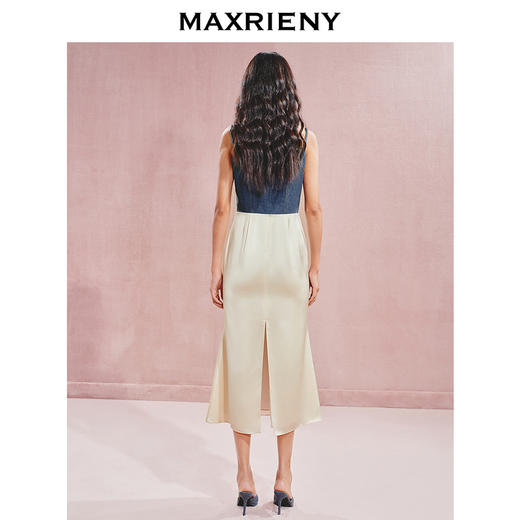 【秀场抢先款】MAXRIENY都市优雅感牛仔拼接缎面吊带连衣裙(货号:MC85DR526) 商品图3