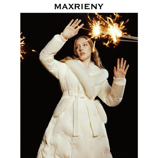 【商场同款】MAXRIENY冰雪女王羽绒*轻奢宫廷肌理狐狸毛条外套(货号:MC88DC778) 商品图2