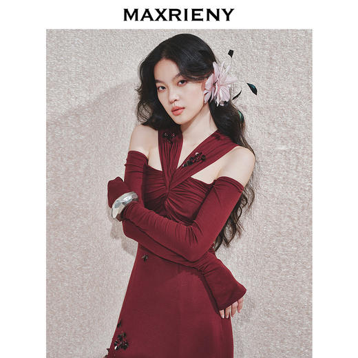 【主题纪念款】MAXRIENY酒红针织性感钉珠连衣裙2024秋冬新款(货号:MC85DR563) 商品图1
