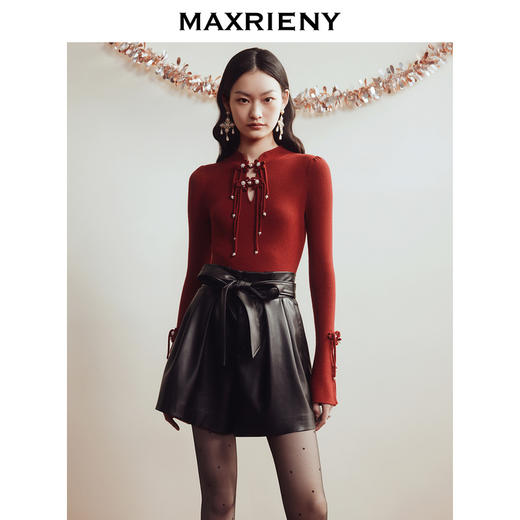 【商场同款】MAXRIENY新年红国风针织复古水晶扣套头毛衫修身上衣(货号:MC88SW820) 商品图1