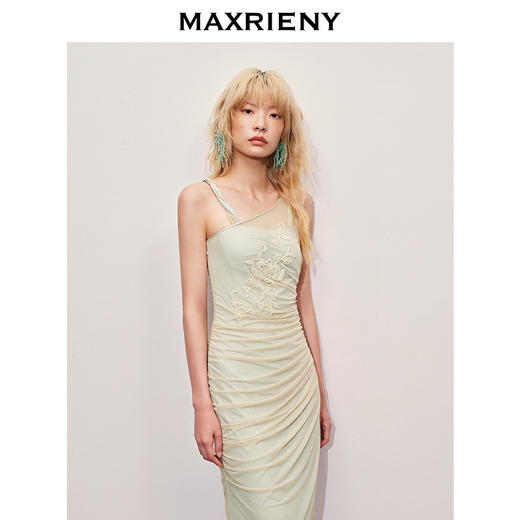 【贵雅新中式-商场同款】MAXRIENY不对称领口绣花吊带连衣裙(货号:MC85DR269) 商品图2