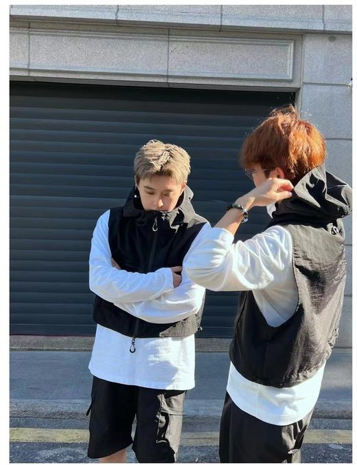 🤩🤩【初秋必入款】山系连帽机能风情侣款马甲：🍂柔软又挺阔🐮版型宽松 无束缚，🌈安排个情侣装再适合不过啦~  商品图0