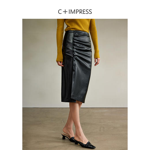 西嘉【秋季新品】*蛋白皮褶裥设计感多扣开衩静奢风直筒皮裙（BQ2403056） 商品图1
