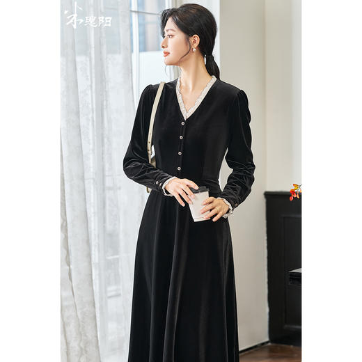 剩S 【现货】米思阳2026春季新款赫本风复古高级感丝绒连衣裙气质小黑裙女4090 商品图1