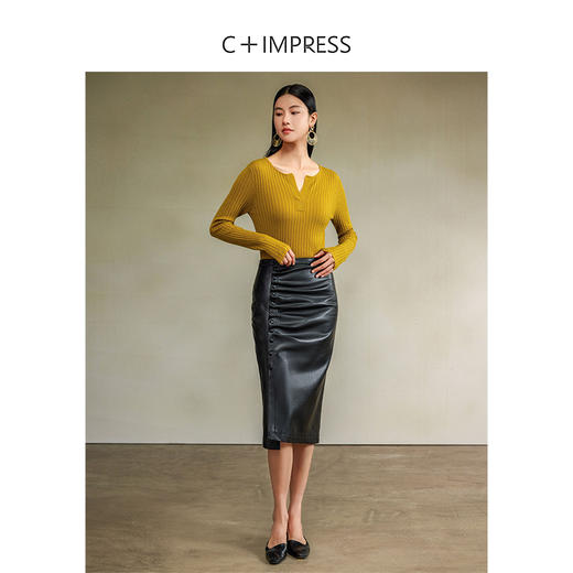 西嘉【秋季新品】*蛋白皮褶裥设计感多扣开衩静奢风直筒皮裙（BQ2403056） 商品图4