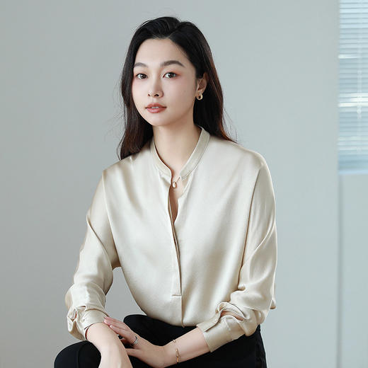 火桐hooton 鎏金岁月 22姆米缎面绉V领上衣YT2008 商品图0