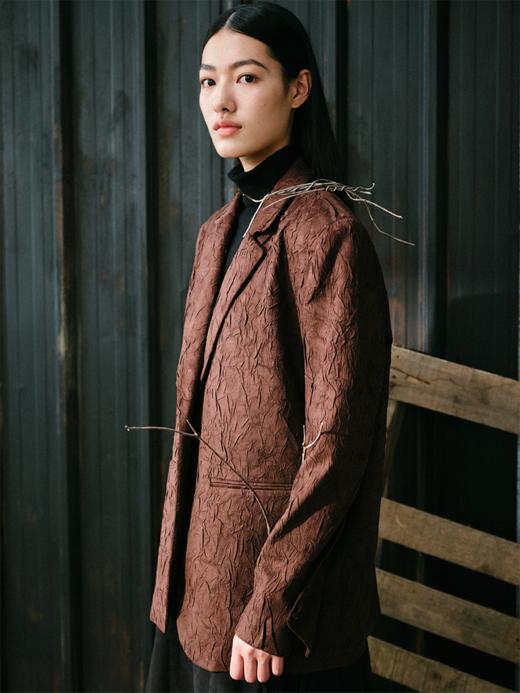 LIYIHAN 24秋新麂皮压褶廓形西装外套肌理缎面女复古风高级设计感 商品图2