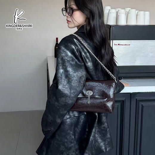 经典鲨2024年秋季新款时尚气质大容量单肩斜挎链条包KGB37-D360821 商品图4