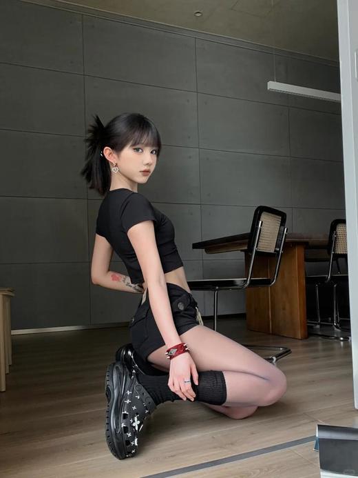 势必大热！代购级SMFK&CROCS联名厚底洞洞鞋，美式甜心辣妹穿搭，黑白配诠释的高级感*，对小个子太友好了，谁能拒绝原地*鞋！（HY） 商品图11