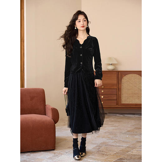 熙世界法式复古黑色丝绒衬衫长袖气质V领洋气小衫2025秋冬新款 商品图4