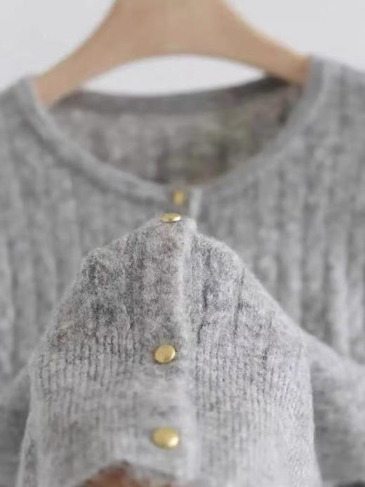 比羊绒还软的开衫 商品图1