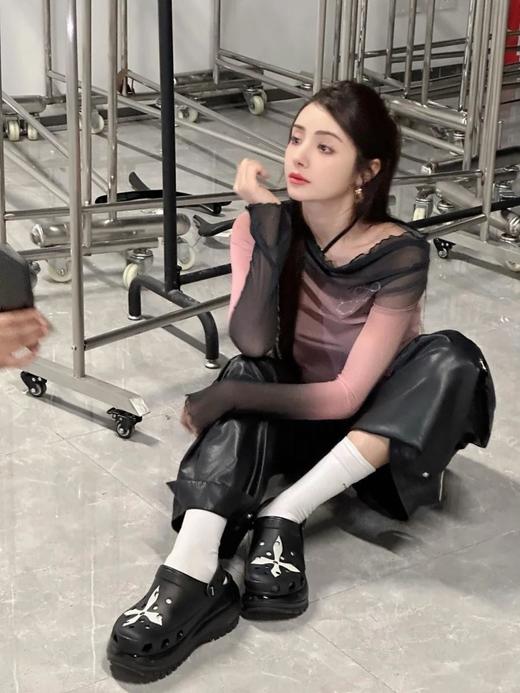 势必大热！代购级SMFK&CROCS联名厚底洞洞鞋，美式甜心辣妹穿搭，黑白配诠释的高级感*，对小个子太友好了，谁能拒绝原地*鞋！（HY） 商品图4