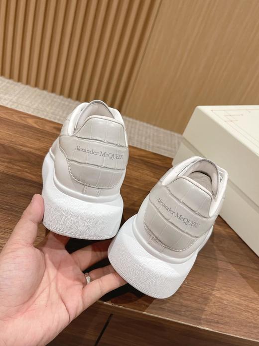 𝐀𝐥𝐞𝐱𝐚𝐧𝐝𝐞𝐫𝐌𝐜𝐐𝐔𝐄𝐄𝐍麦昆•*百搭款小白鞋鳄鱼纹（HC） 商品图8