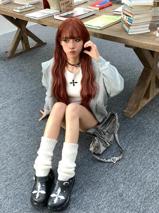 势必大热！代购级SMFK&CROCS联名厚底洞洞鞋，美式甜心辣妹穿搭，黑白配诠释的高级感*，对小个子太友好了，谁能拒绝原地*鞋！（HY） 商品图3