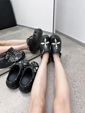 势必大热！代购级SMFK&CROCS联名厚底洞洞鞋，美式甜心辣妹穿搭，黑白配诠释的高级感*，对小个子太友好了，谁能拒绝原地*鞋！（HY）