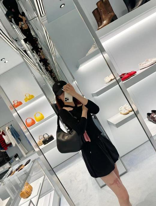 缪缪新款腋下包这款大包采用了时尚的蜻蜓线条设计（SLB） 商品图6