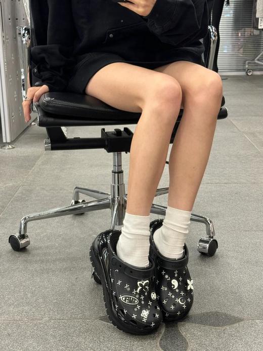 势必大热！代购级SMFK&CROCS联名厚底洞洞鞋，美式甜心辣妹穿搭，黑白配诠释的高级感*，对小个子太友好了，谁能拒绝原地*鞋！（HY） 商品图9