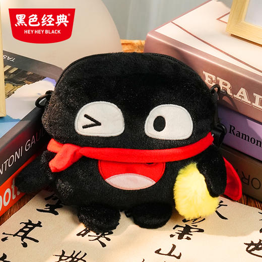 【500积分+15元兑换】黑色经典臭臭小包贝 可自由调节斜挎包 潮玩背包 商品图1