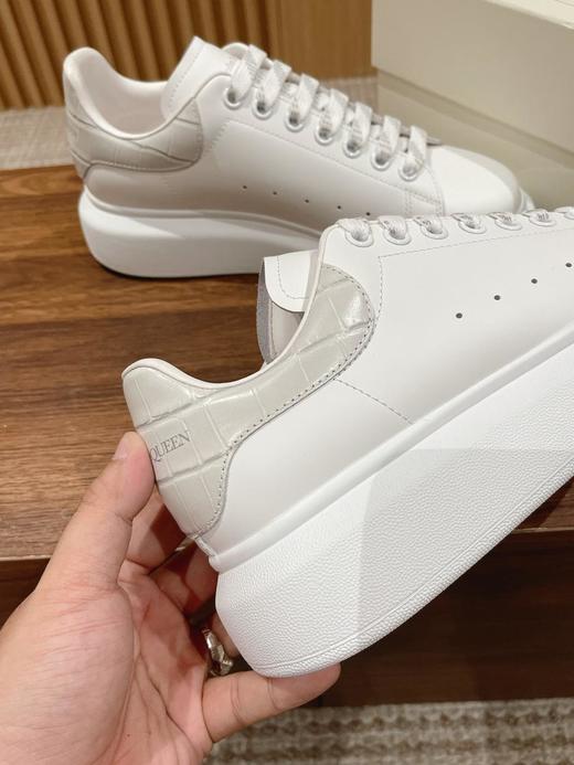 𝐀𝐥𝐞𝐱𝐚𝐧𝐝𝐞𝐫𝐌𝐜𝐐𝐔𝐄𝐄𝐍麦昆•*百搭款小白鞋鳄鱼纹（HC） 商品图7