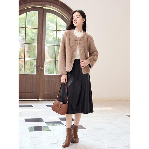 【年终特卖】熙世界气质名媛仿貂毛外套冬季2025新款宽松小香风保暖短款上衣 商品图4