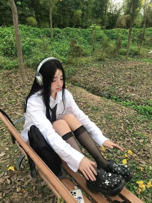 势必大热！代购级SMFK&CROCS联名厚底洞洞鞋，美式甜心辣妹穿搭，黑白配诠释的高级感*，对小个子太友好了，谁能拒绝原地*鞋！（HY） 商品图10