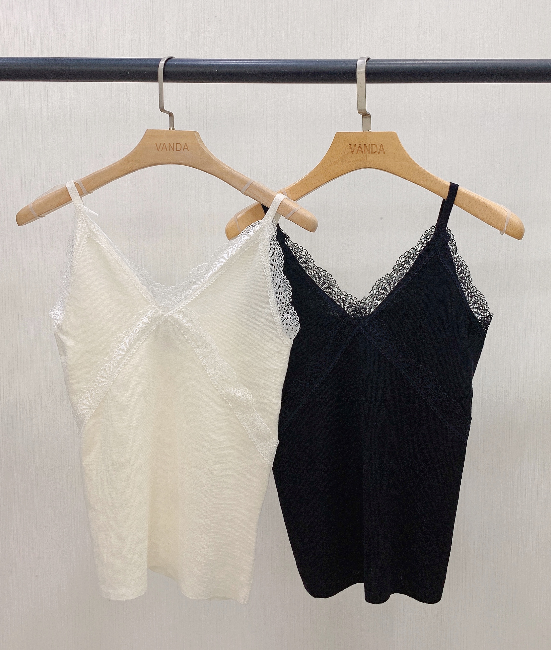 蕾丝拼接羊毛吊带