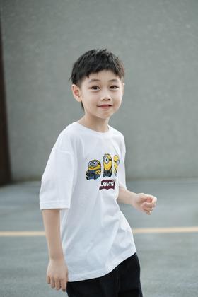 #呆萌小黄人帅气出街