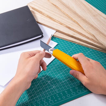 得力（deli）黑刃防锈大号美工刀/裁纸刀便携经典造型耐磨锋利开箱刀办公用品 黄色2001H 商品图3