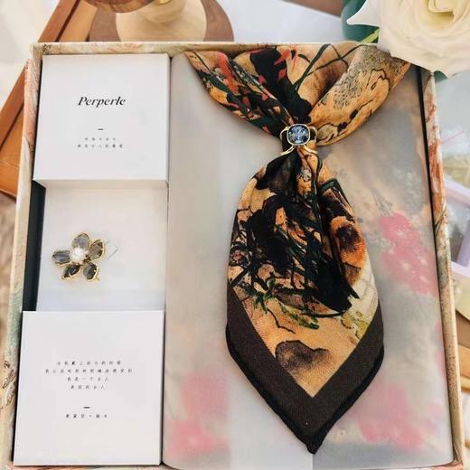 【甄珠贝·国风系列】70*70cm咏梅双面异色丝羊毛丝巾和天然淡水珍珠透明水晶花胸花和施华洛丝巾扣礼盒套装【适合送外宾】 商品图0