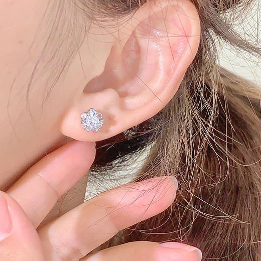 卡蒂罗/KADER 雪绒花系列 雪花耳钉 经典浪漫圣诞花环设计璀璨耳饰  优雅温柔大颗锆石闪耀吸睛配饰 爆闪 925银 商品图2