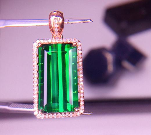 极美全净电光绿碧玺吊坠
8.6ct 商品图3