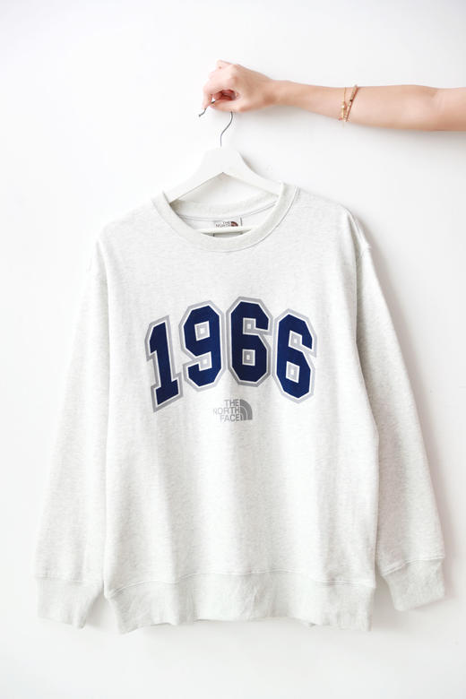 好软啊啊，摸一下就会爱上。学院风胸口字母圆领长袖卫衣A091158 商品图4