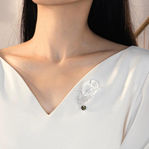 ysxb09011【云赏珠宝】8mm天然⼤溪地海⽔⿊珍珠正圆高光⻉⺟凤凰之羽胸针 商品图1