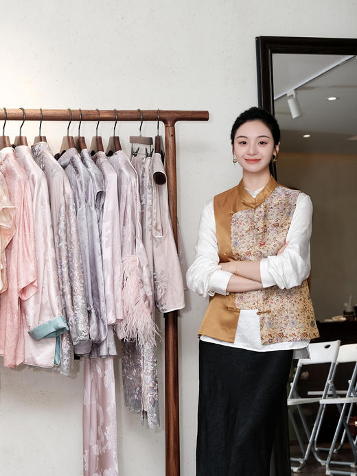 盛唐婧 |中式国风缠枝花琵琶襟马甲 商品图1