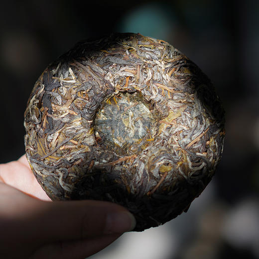 【聂老师的茶】2024年桃子寨一类茶王树100克生饼 商品图1