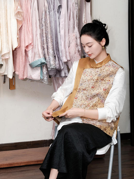 盛唐婧 |中式国风缠枝花琵琶襟马甲 商品图2