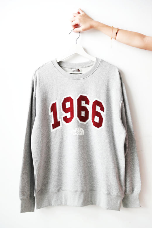 好软啊啊，摸一下就会爱上。学院风胸口字母圆领长袖卫衣A091158 商品图8